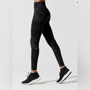 ALO Yoga high waist vapor legging 
 Camo size small